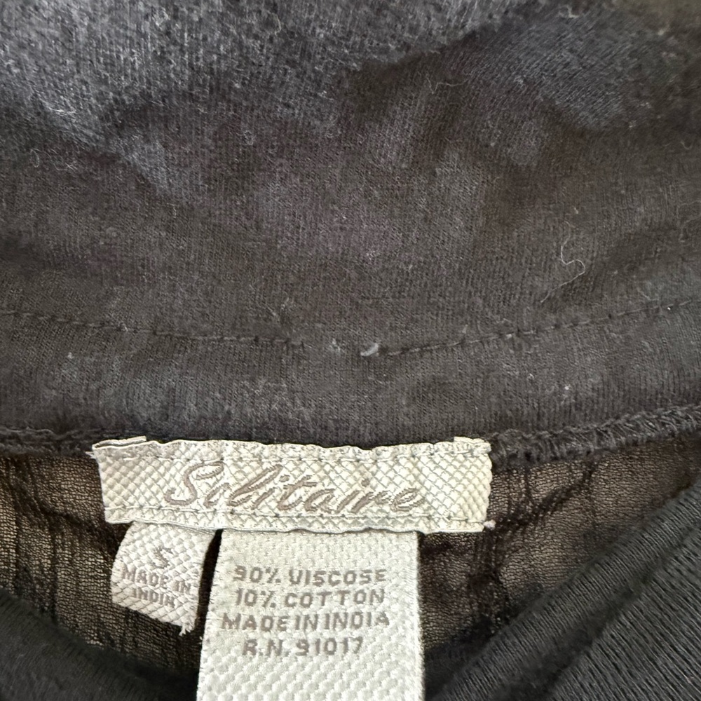 Solitaire Black Top with Textured Label - Picture 3 of 3